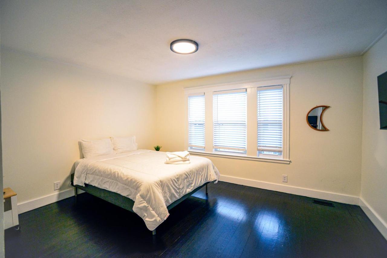 Modern Two Bedroom - Boston * Stoneham